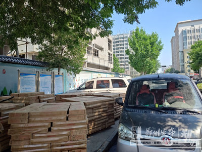 鄭州房地產(chǎn)開(kāi)發(fā)亂象 人行道變身停車(chē)場(chǎng)料場(chǎng)，路口人車(chē)混行擁堵頻發(fā)